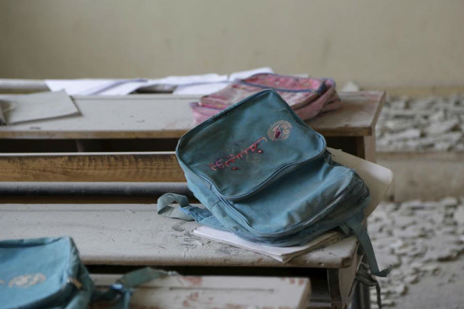 Một chiếc cặp học sinh có logo của UNICEF bị bỏ lại trên bàn học ở một ngôi trường trong thị trấn Injara, Aleppo, ngày 12/1.