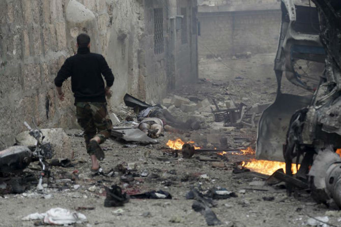 Thi thể một người đàn ông nằm giữa khung cảnh đổ nát ở thị trấn Maaret al-Numan, tỉnh Idlib, ngày 12/1/2016.