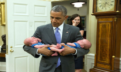 Ngày 17/1/2015: Tổng thống Mỹ Barack Obama bế hai bé trai sinh đôi của Katie Beirne Fallon – Đặc trách viên các vấn đề pháp lý – vào phòng Bầu dục.