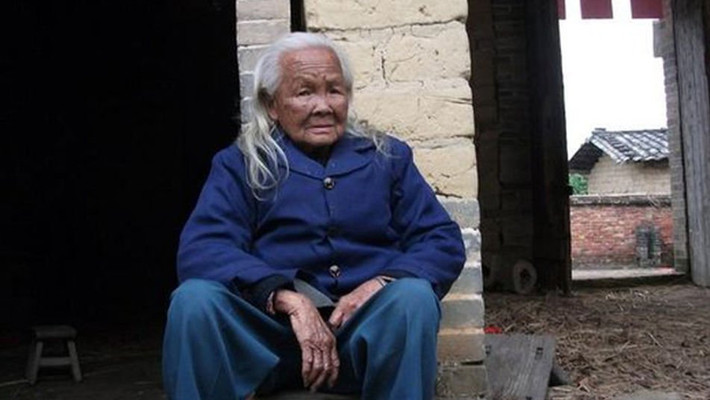 Cụ Li Xiufeng, 95 tuổi, khiến mọi người kinh ngạc khi bất ngờ sống lại sau khi nằm trong quan tài suốt 6 ngày. Cụ còn tự tay nấu bữa tối sau khi “trở về từ cõi chết”.