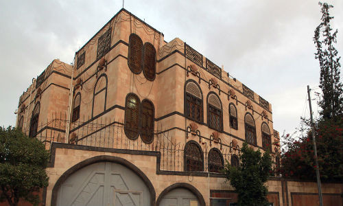 Theo kênh tin tức IRIB ngày 7/1, Tehran cáo buộc Ả-rập Xê-út tấn công Đại sứ quán Iran bằng chiến đấu cơ ở thủ đô Sanaa của Yemen. Một số nhân viên của sứ quán được cho là đã bị thương trong vụ tấn công. Ảnh: Đại sứ quán Iran ở Sanaa, Yemen.
