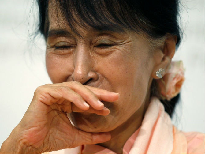 Nhà lãnh đạo đảng đối lập ở Myanmar Aung San Suu Kyi bật khóc tại một cuộc họp báo. (Ảnh: Reuters)