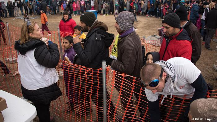 Tại trạm xăng Eko - cách biên giới Macedonia khoảng 20 km về phía nam - tổ chức MSF đã cung cấp lều và thức ăn, hỗ trợ y tế cho những người tị nạn.