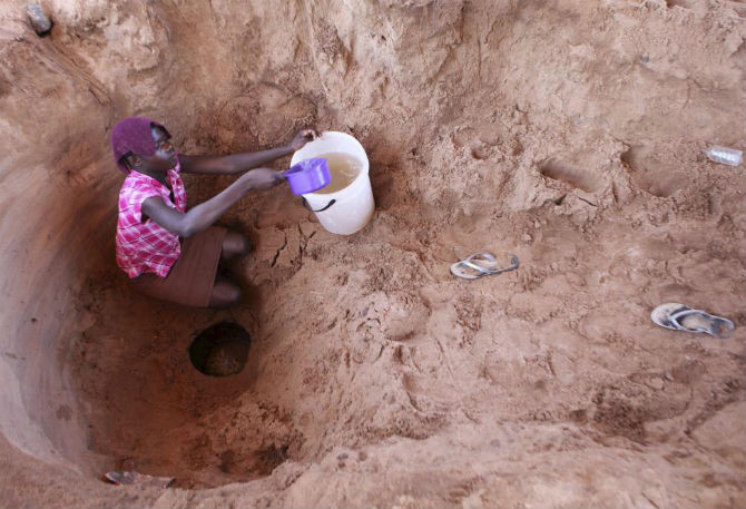 Giếng đào thủ công trong lòng dòng sông khô cạn Chemumvuri, gần Gokwe, Zimbabwe, ngày 20/5/2015.