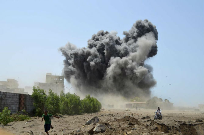Một cuộc không kích của liên quân Ả-rập tại thành phố cảng Houdieda, Yemen ngày 23/8/2015.