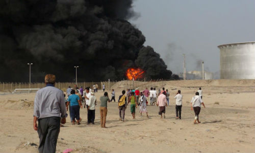 Đám khói bốc lên sau khi các chiến binh Houthi nã tên lửa vào nhà máy lọc dầu ở thành phố cảng Aden ở Yemen ngày 27/6/2015.