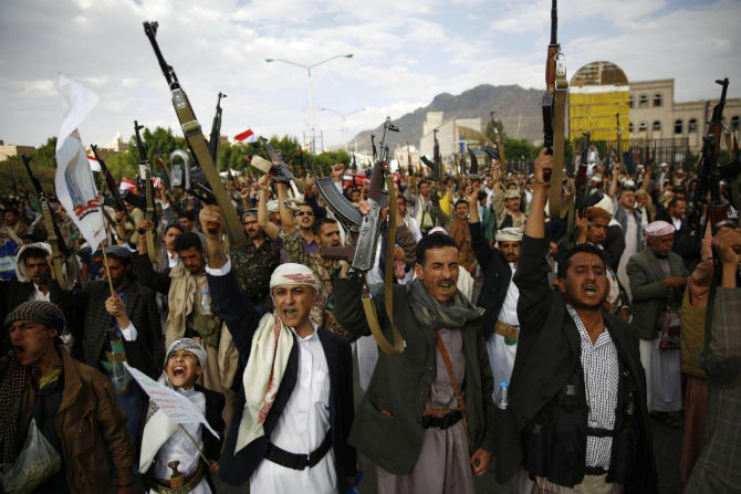 Lực lượng nổi dậy Houthi mang theo vũ khí trong một cuộc biểu tình phản đối các cuộc không kích của liên quân Ả-rập ở thủ đô Sanaa, Yemen ngày 24/8/2015.