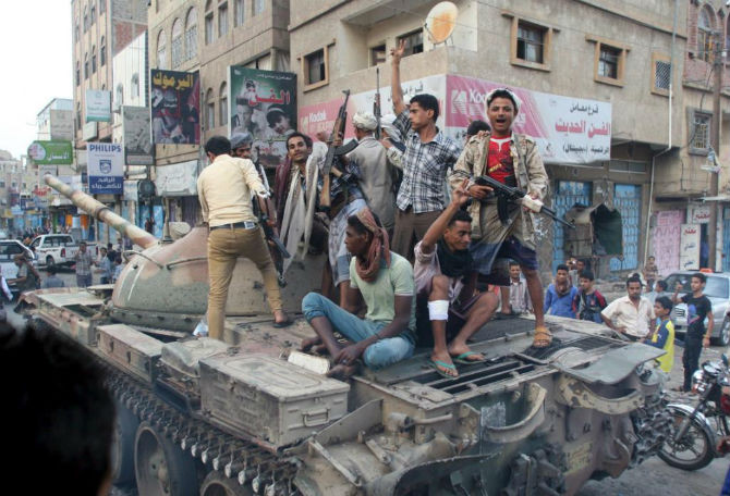 Lực lượng trung thành với chính phủ lưu vong Yemen ngồi trên chiếc xe tăng mà họ chiếm được từ phe Houthi ở thành phố Taiz ngày 17/8/2015.