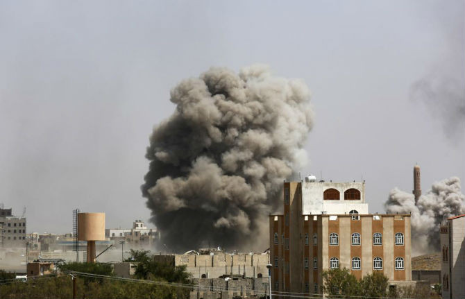 Liên quân Ả-rập không kích vào một học viện quân sự ở Sanaa, Yemen, ngày 20/9/2015.