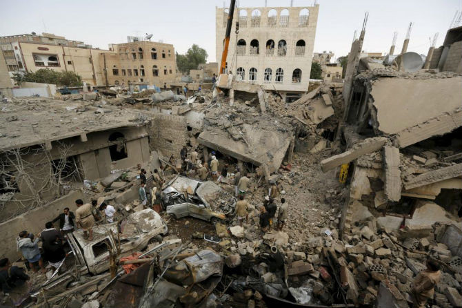 Khung cảnh đổ nát ở thủ đô Sanaa, Yemen ngày 21/9/2015. Hơn 4.500 người Yemen đã thiệt mạng kể từ khi liên quân Ả-rập bắt đầu chiến dịch quân sự chống Houthi hồi tháng 3/2015.