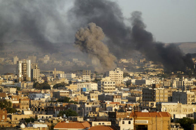 Liên quân Ả-rập ném bom vào kho vũ khí của phe Houthi ở thủ đô Sanaa ngày 12/9/2015.