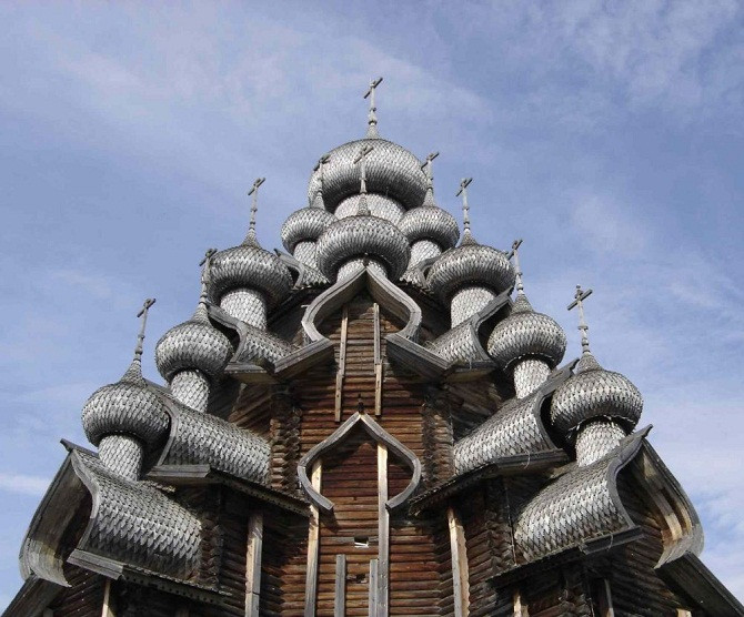 Nhà thờ Transfiguration là nhà thờ bằng gỗ lớn nhất ở đảo Kizhi, Nga. Nhà thờ này được xây dựng vào đầu thế kỷ 18 là một điểm du lịch hút khách.