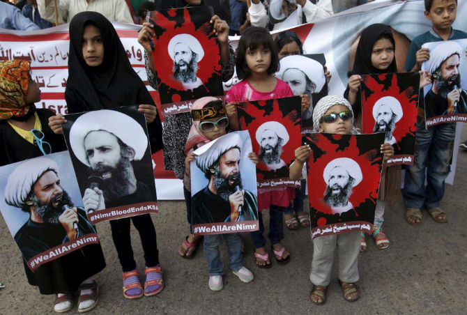 Nhiều trẻ em Hồi giáo Shiite mang theo bức chân dung giáo sĩ Nimr al-Nimr trong một cuộc biểu tình ở Karachi, Pakistan.