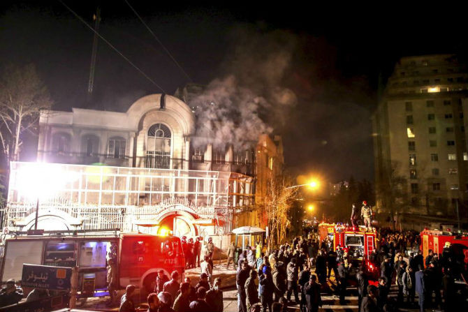 Người biểu tình Iran xông vào đốt phá Đại sứ quán Ả-rập Xê-út ở Tehran.