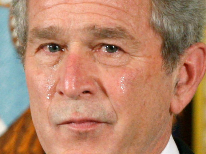 Cựu Tổng thống Mỹ George W. Bush bật khóc trong buổi lễ trao tặng Huân chương danh dự cho Trung sỹ đặc nhiệm Hải quân SEAL Michael Monsoor. (Ảnh: Reuters)