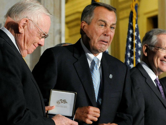 Cựu Chủ tịch Hạ viện Mỹ John Boehner bật khóc khi trao huy chương danh dự cho phi hành gia Neil Armstrong (trái). (Ảnh: Reuters).