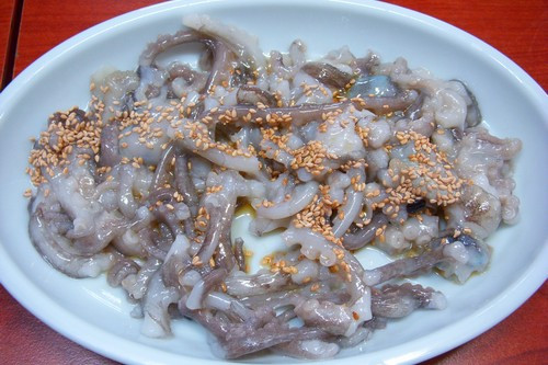 Một món ăn nổi tiếng của Hàn Quốc là Sannakji hay món bạch tuộc sống. Các xúc tu của bạch tuộc còn đang quẫy sẽ được chặt nhỏ, tẩm gia vị và sau đó đem ra cho thực khách thưởng thức.