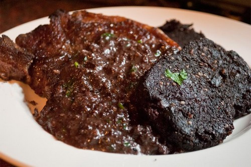 Black Pudding được làm từ tiết heo, trộn hành tây, bột yến mạch và một số nguyên liệu khác. Đây là món ăn phổ biến ở các quốc gia Châu Âu, đặc biệt là Anh và Ireland.