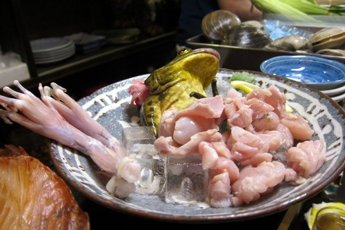 Sashimi ếch là món ăn được phục vụ trong nhà hàng Asadachi tại Nhật Bản và một số ít quán ăn khác trên thế giới. Với món ăn này, thực khách sẽ thưởng thức tim ếch tươi, thậm chí vẫn còn đang đập.