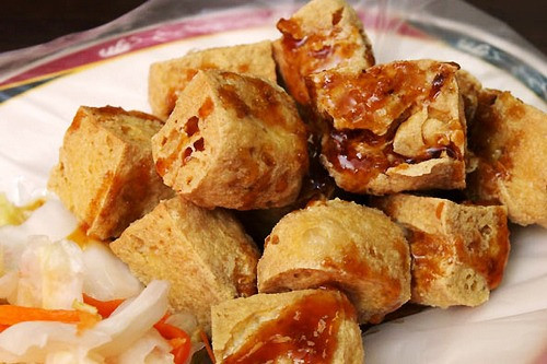 Đậu phụ thối là món ăn khoái khẩu của nhiều người Trung Quốc. Món ăn này được bán tại các chợ đêm ở Trung Quốc, Đài Loan và Đông Nam Á.