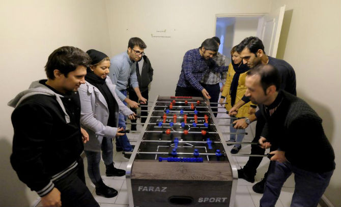 Các nhân viên của công ty Takhfifan ở thủ đô Cộng hòa Hồi giáo Iran chơi bóng bàn sau khi hết giờ làm việc ngày 19/1/2016.