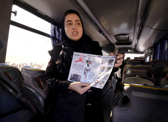 Người phụ nữ tư vấn cho người dân biết về virus HIV/AIDS trên một chiếc xe buýt ở Tehran ngày 16/12/2015. Một nhóm chuyên gia y tế thường đi xe buýt đến các khu vực ở thủ đô Tehran để cung cấp cho người dân kiến thức và các dịch vụ y tế về căn bệnh HIV/AIDS.