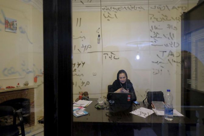 Một nhân viên làm việc tại công ty Takhififan, Tehran ngày 19/1/2016.