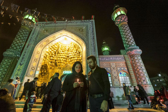 Cặp vợ chồng thắp nến trong buổi lễ tôn giáo tại một đền thờ ở phía bắc Tehran ngày 24/10/2015.