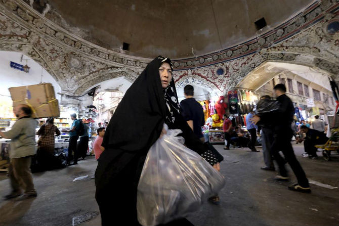 Người phụ nữ bán hàng dạo tại chợ lớn ở trung tâm thủ đô Tehran ngày 7/10/2015.