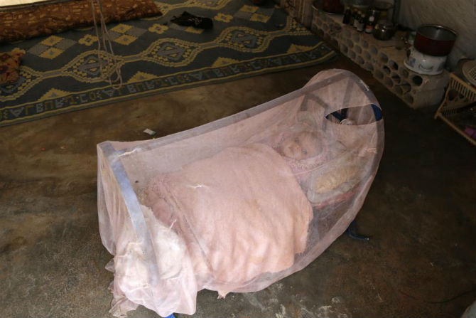 Em bé sơ sinh nằm trong nôi trong trại tị nạn ở Jrzinaz, tỉnh Idlib ngày 13/10/2015.