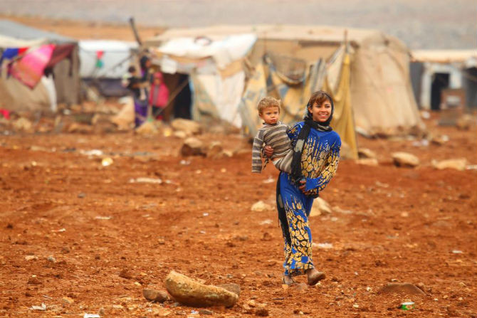 Hai em nhỏ trong một trại tị nạn ở tỉnh Hama, Syria ngày 1/1/2016.