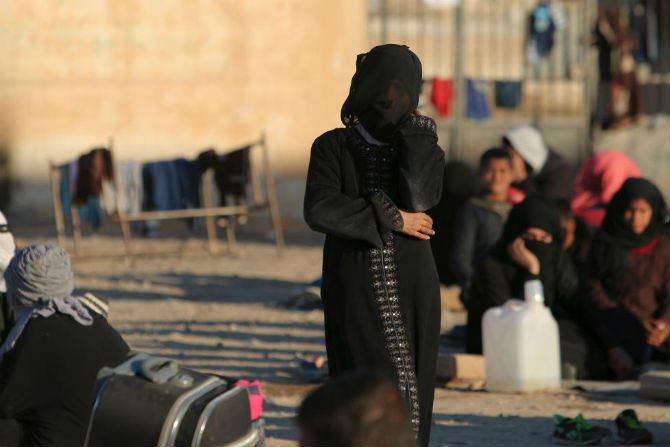 Người tị nạn ngồi chờ trong một trường học ở làng al-Mabroukeh, Ras al-Ain, Syria ngày 28/12/2015, sau khi bỏ chạy khỏi thành phố Aleppo và các khu vực do phiến quân IS kiểm soát ở Raqqa và Deir al-Zor.