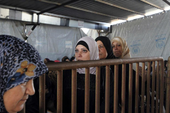 Người tị nạn Syria xếp hàng nhận viện trợ cho mùa đông ở Tripoli ngày 18/11/2015.
