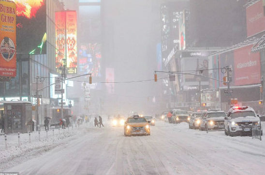 New York đã hủy các dịch vụ xe buýt, thông báo lệnh cấm lái xe, ngừng hệ thống tàu trên cao… khi bão Jonas phủ tuyết dày khắp thành phố.