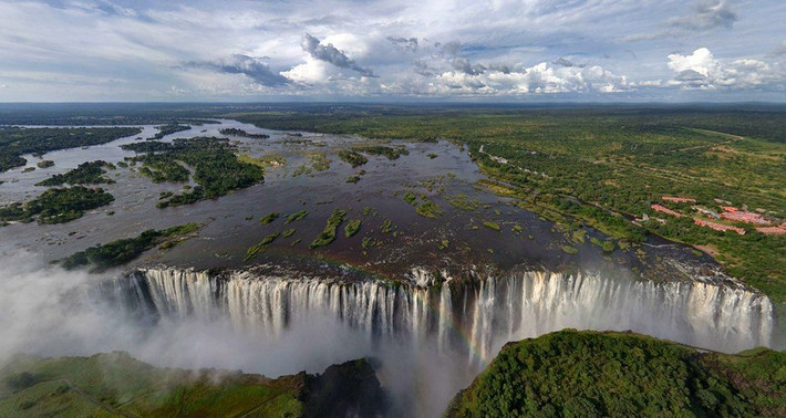 Thác Victoria kỳ vĩ ở Zimbabwe với độ cao 104 mét và rộng tới 1.700 mét.