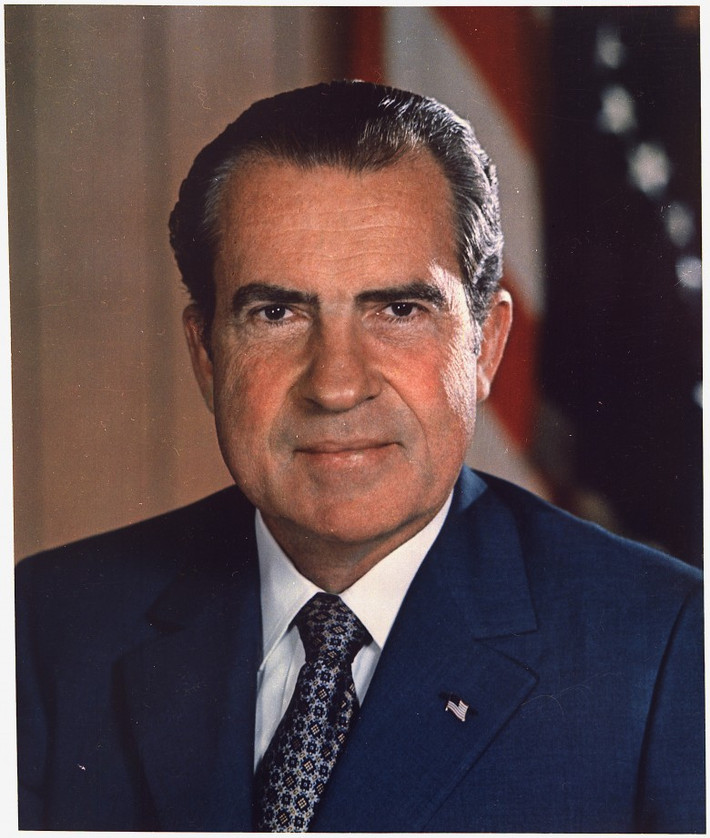 Cựu Tổng thống Richard Nixon được cho là có mối quan hệ đồng tính với Charles “Bebe” Rebozo.