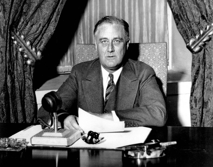 Cựu Tổng thống Mỹ Franklin D. Roosevelt cũng được xem là một tổng thống đào hoa với nhiều nhân tình vây quanh bao gồm Lucy Mercer, thư ký của vợ, công chúa Marta của Na Uy và Miss LeHand, thư ký riêng của ông.