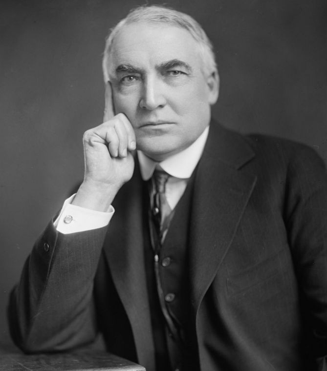 Vụ bê bối tình ái của cựu Tổng thống Mỹ Warren Harding liên quan đến Carrie Fulton Phillips, một người bạn của vợ ông, và Nan Britton – một người phụ nữ trẻ hơn ông 30 tuổi. Nan Britton và Harding thậm chí còn có với nhau một người con.