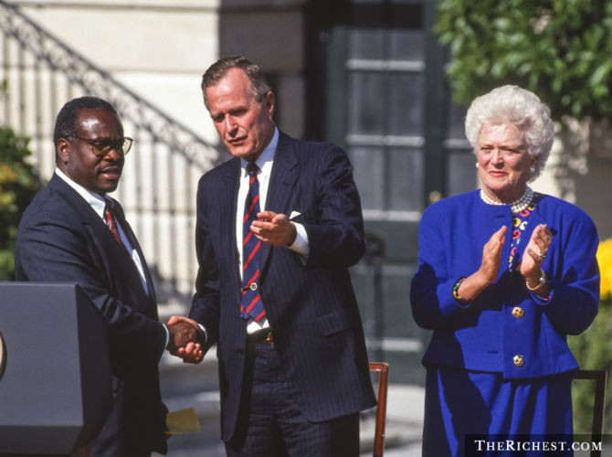 Đời sống tình cảm của cựu Tổng thống Mỹ George H.W.Bush (Bush cha) cũng tốn không ít giấy mực của báo giới.
