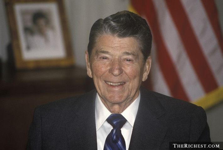 Tiếp đến là bê bối của cựu Tổng thống Mỹ Ronald Reagan. Theo nhà tiểu sử Kitty Kelley, cựu Tổng thống Ronald Reagan bị cáo buộc cưỡng hiếp một người phụ nữ vào năm 1952. Nạn nhân được cho là Selene Walters, người mà ông Reagan đã gặp trong một hộp đêm ở Hollywood.