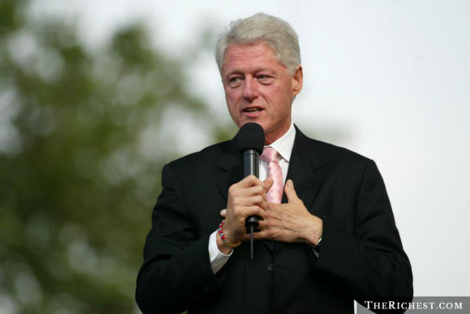 Vụ scandal của cựu Tổng thống Bill Clinton được cho là vụ bê bối tình dục tai tiếng nhất trong lịch sử Nhà Trắng. Mối "quan hệ ngoài luồng” của ông xảy ra vào năm 1995 khi Monica Lewinsky được tuyển vào làm thực tập sinh trong Nhà Trắng.