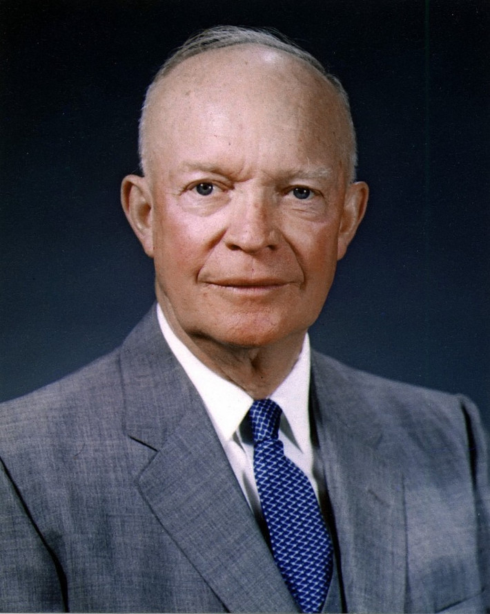 Cựu Tổng thống Mỹ Dwight D. Eisenhower được cho là có mối quan hệ ngoài luồng với tài xế riêng của ông là Kay Summersby.