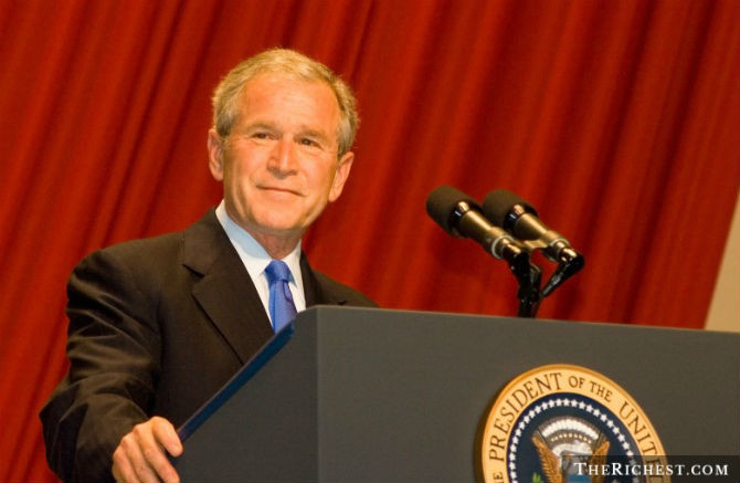 Cựu Tổng thống Mỹ George W.Bush (Bush con) được cho là liên quan đến vụ bê bối mại dâm đồng tính nam.