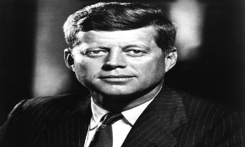 Vụ bê bối tình ái của cựu Tổng thống Mỹ John F. Kennedy từng gây chấn động thế giới. Ông John F. Kennedy được cho là có rất nhiều bạn tình, trong đó người tình nổi tiếng nhất của ông là “ nữ minh tinh màn bạc” nổi tiếng Marilyn Monroe.