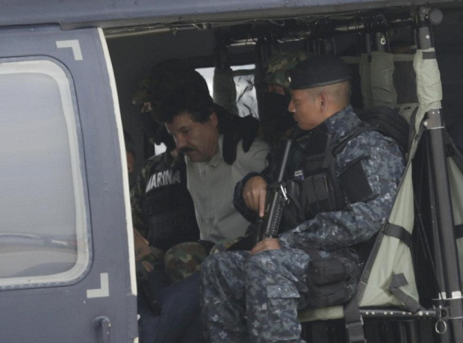Sau đó, y bị tống giam vào Altiplano – một trong những nhà tù an ninh nghiêm ngặt nhất Mexico. Ảnh: El Chapo ngồi trong trực thăng của cảnh sát liên bang Mexico khi bị áp giải.