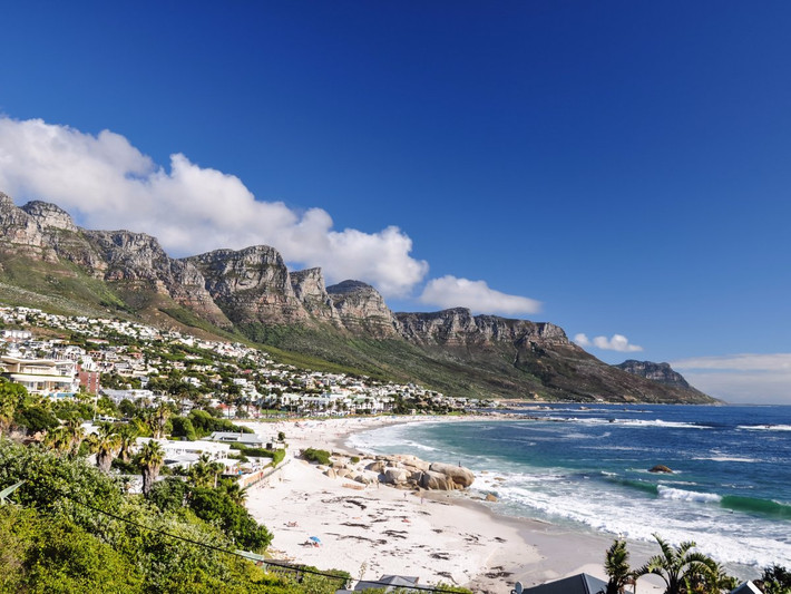 Bãi biển tuyệt đẹp ở Vịnh Camps, Cape Town, Nam Phi.