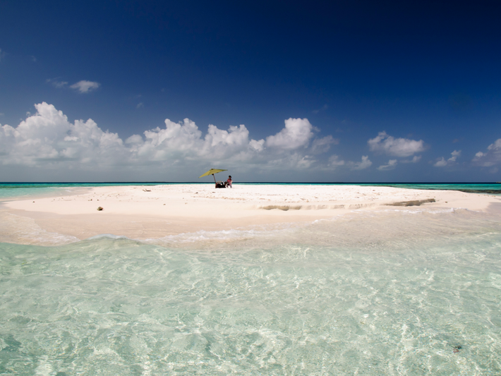Du khách chắc hẳn sẽ cảm thấy vô cùng thư giãn khi đến thăm bãi biển Los Roques ở Venezuela, với bầu trời xanh, cát trắng.
