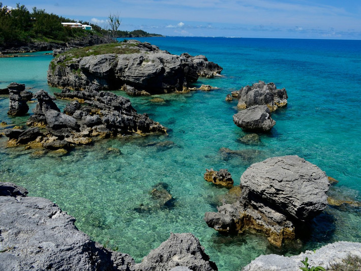 Bãi biển với cát trắng ở Vịnh Tobacco, St.George, Bermuda, là một địa điểm tắm nắng lý tưởng.
