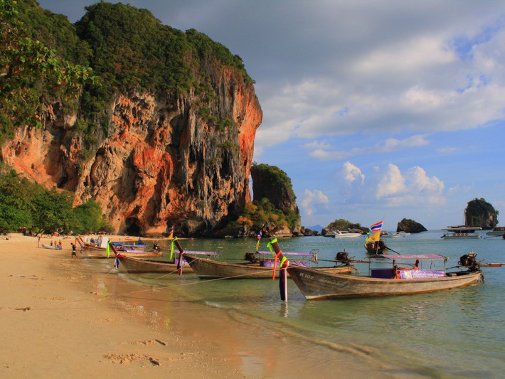 Thái Lan có nhiều điểm du lịch hấp dẫn, trong đó có biển Phra Nang với những núi đá “mọc” giữa biển nước trong xanh.