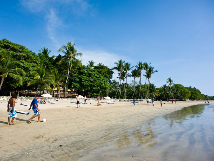 Bãi biển ở thị trấn Playa Tamarindo, Costa Rica.